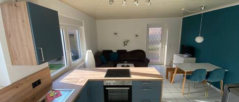 Réfrigérateur, un four, surface de cuisson, lave-vaisselle