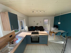 Een koelkast, een oven, een kookplaat, een vaatwasser