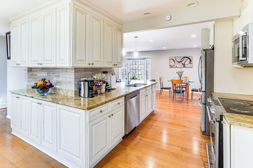 5 Mi to Lake Accotink Park: Modern Home w/ Yard