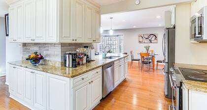 5 Mi to Lake Accotink Park: Modern Home w/ Yard