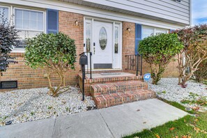 Interior - Near Beaches, Base & Bay! Hampton Home w/ Backyard (Hampton)