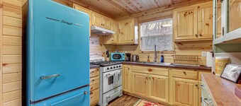Greenbrier River On-site! Modern-rustic Log Cabin