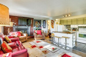 Apartment (1 Bedroom) | Interior - Hike, Swim & Ski! Condo w/ Resort Perks in Bend (Bend)