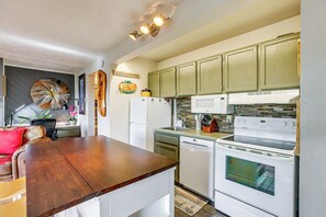 Apartment (1 Bedroom) | Interior - Hike, Swim & Ski! Condo w/ Resort Perks in Bend (Bend)