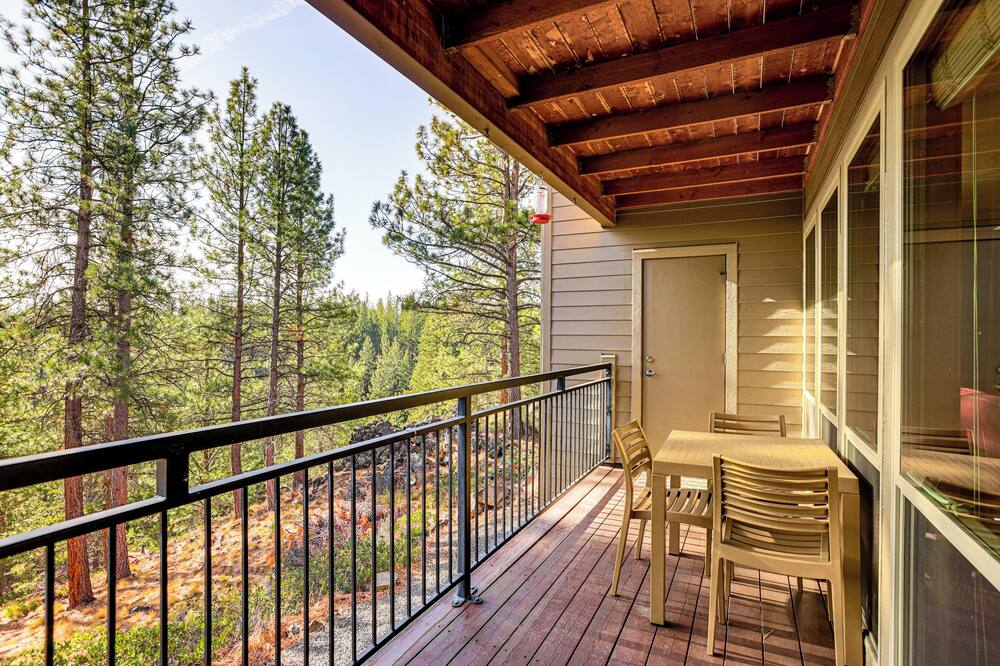 Hike, Swim & Ski! Condo w/ Resort Perks in Bend