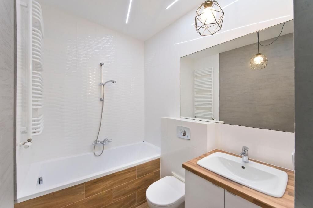 Un bagno moderno con una vasca, un lavandino e un water.