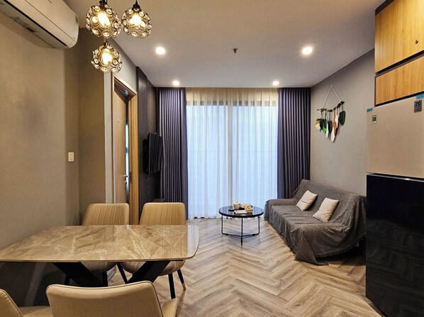 خزنة داخل الغرفة ومكتب ومساحة عمل للكمبيوتر المحمول ومكواة/لوح كي