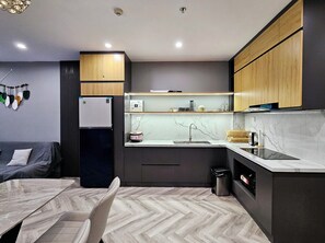 خزنة داخل الغرفة ومكتب ومساحة عمل للكمبيوتر المحمول ومكواة/لوح كي