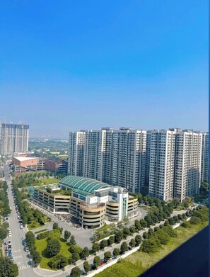 خزنة داخل الغرفة ومكتب ومساحة عمل للكمبيوتر المحمول ومكواة/لوح كي