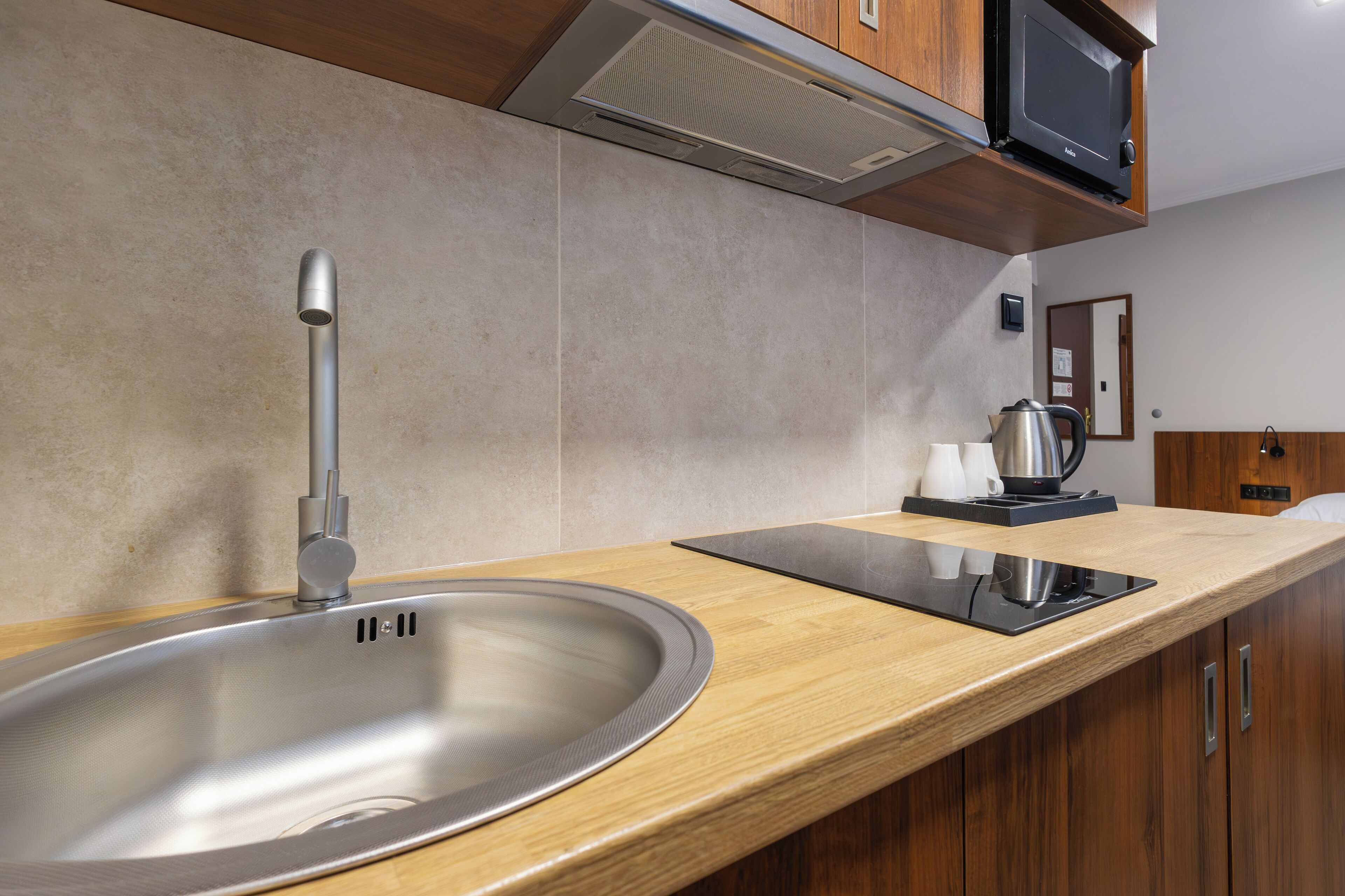 Comfort Studio Suite | Private kitchen | Coffee/tea maker, electric kettle