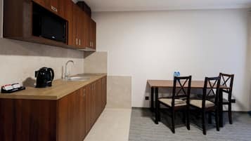 Quadruple Room, Kitchenette | Private kitchen | Coffee/tea maker, electric kettle