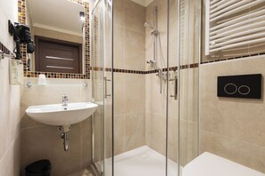 Comfort Studio Suite | Bathroom | Hair dryer, towels, soap, shampoo - Noclegi Hit Rooms & Apartments (Warsaw)