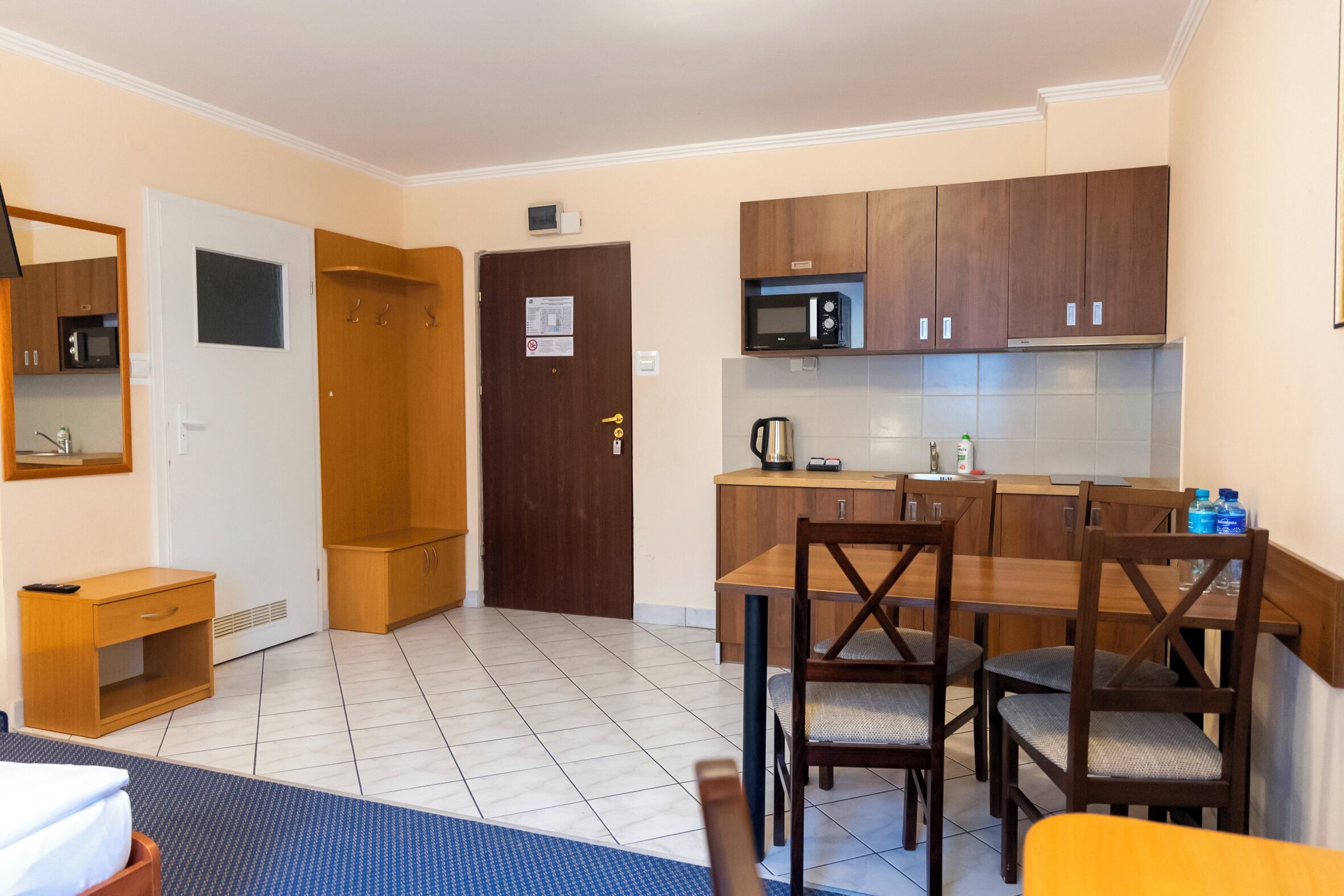 Triple Room, Kitchenette | Private kitchen | Coffee/tea maker, electric kettle