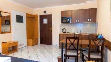Triple Room, Kitchenette | Private kitchen | Coffee/tea maker, electric kettle