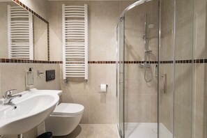 Vierpersoonskamer, kitchenette | Badkamer | Een haardroger, handdoeken, zeep, shampoo