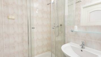 Triple Room, Kitchenette | Bathroom | Hair dryer, towels, soap, shampoo