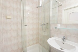 Triple Room, Kitchenette | Bathroom | Hair dryer, towels, soap, shampoo