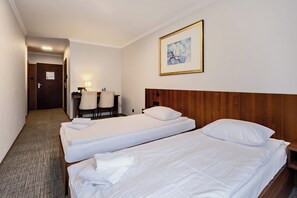 Standaard Twin kamer | Een bureau, een laptopwerkplek, verduisterende gordijnen