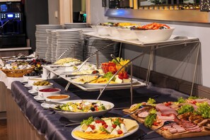 Sarapan prasmanan setiap hari (PLN 49 per orang)