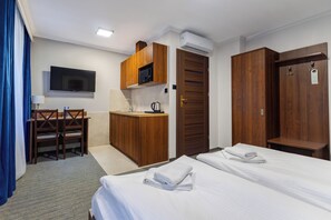 Studiosuite – comfort | Oppholdsområde | En 20-tommers plasma-TV med Parabol-TV