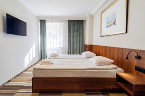 Standard-Doppelzimmer | Schreibtisch, laptopgeeigneter Arbeitsplatz, Verdunkelungsvorhänge