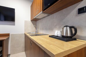 Comfort studio suite | Privékeuken | Een koffiezetapparaat/waterkoker, een waterkoker