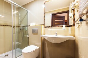 Standard Double Room | Bathroom | Hair dryer, towels, soap, shampoo