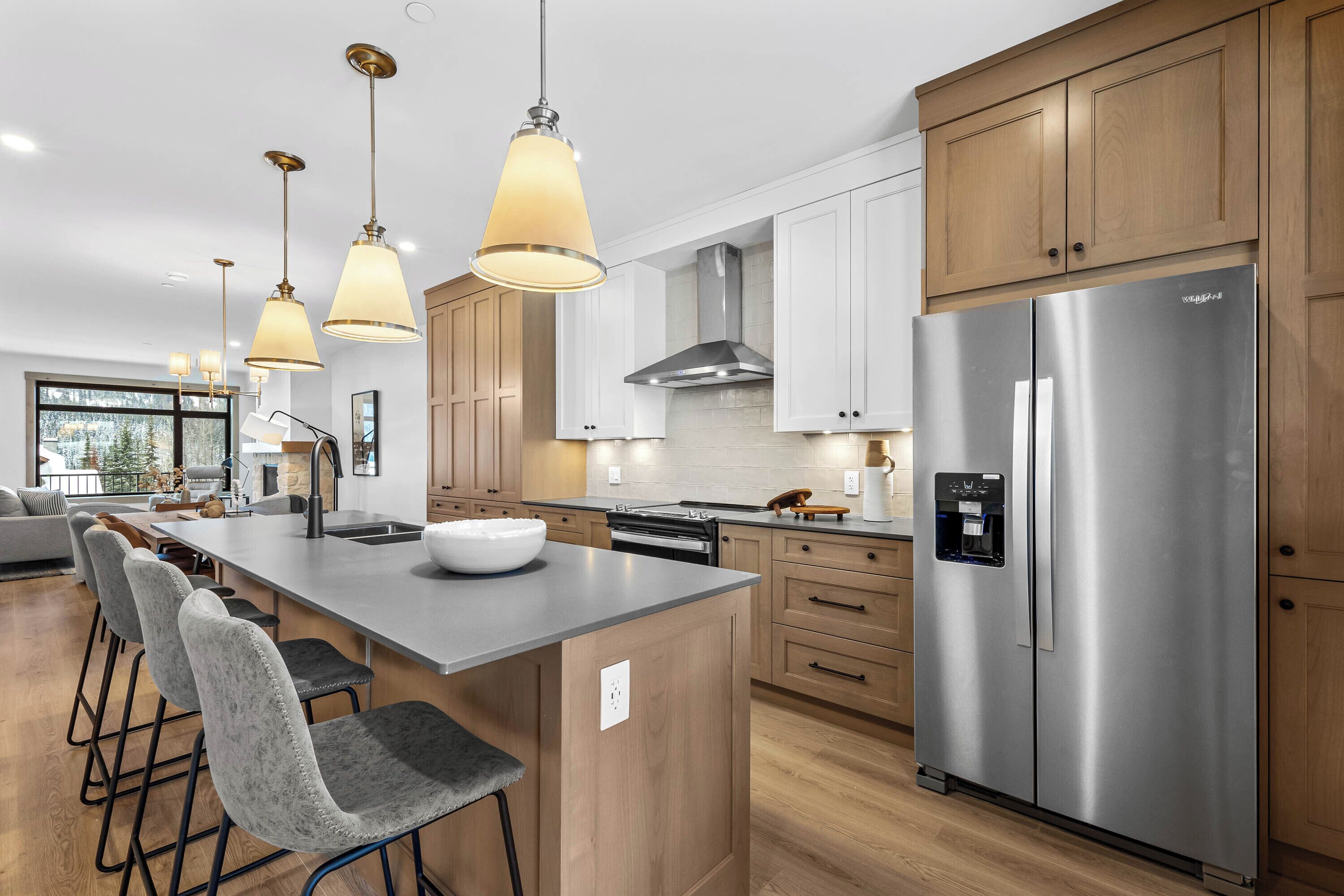 冷蔵庫、電子レンジ、オーブン、コンロ