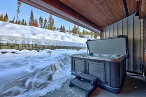 Outdoor spa tub - Switchback Creek Townhouse 12 (Sun Peaks)