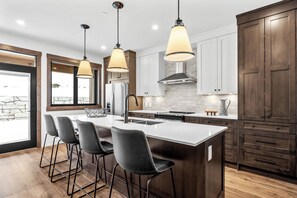 Fridge, microwave, oven, stovetop - Switchback Creek Townhouse 12 (Sun Peaks)