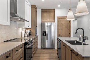 Fridge, microwave, oven, stovetop - Switchback Creek Condo 13 (Sun Peaks)