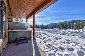 Outdoor spa tub - Switchback Creek Condo 13 (Sun Peaks)