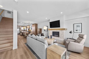 Televisión y chimenea 