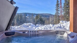 A hot tub with a view of a snowy forest and mountains. - Switchback Creek Townhouse 17 (Sun Peaks)