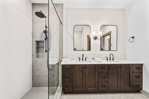 Douche, sèche-cheveux, serviettes fournies