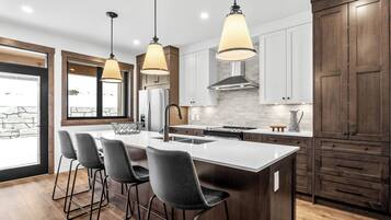 Køleskab, mikrobølgeovn, ovn, kogeplade