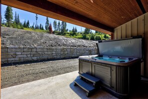 Outdoor spa tub - Switchback Creek Townhouse 9 (Sun Peaks)