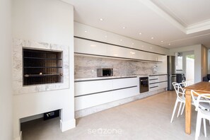 Basic Apartment | Private kitchen - Apt w/ Jacuzzi 750 m From the Beach Pia0101 (Balneário Camboriú)