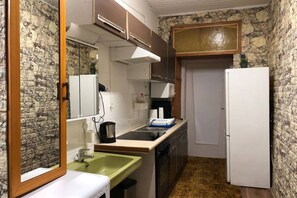 Frigorifero, microonde, forno, piano cottura