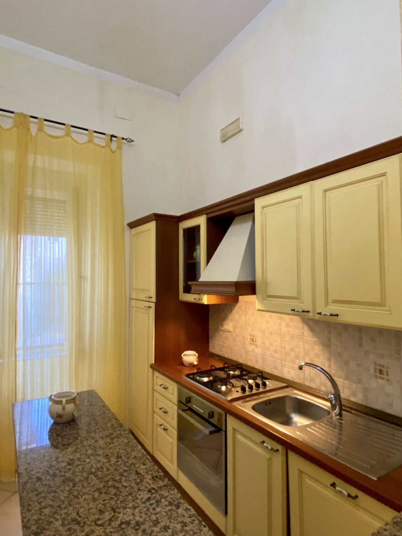 Frigorifero, forno, piano cottura, lavastoviglie