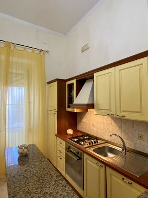 Frigorifero, forno, piano cottura, lavastoviglie