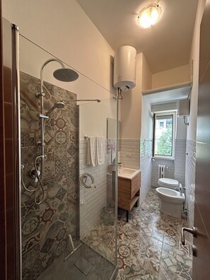 Shower, hair dryer, bidet, towels - MarVal Vatican House (Roma)