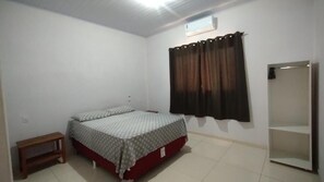 Tabla de planchar con plancha, wifi y ropa de cama 