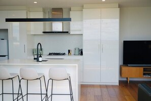Fridge, microwave, oven, stovetop - Stylish Urban Retreat in the Heart of Collingwood (Collingwood)