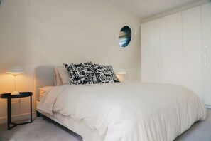 Een bureau, een strijkplank/strijkijzer, gratis wifi, beddengoed