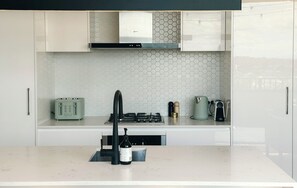 Een koelkast, een magnetron, een oven, een kookplaat