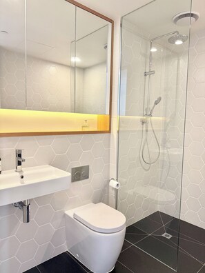 Shower, hair dryer, towels, soap - Stylish Urban Retreat in the Heart of Collingwood (Collingwood)