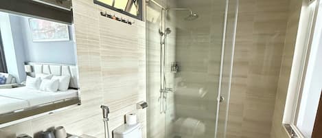 Suite with City View | Bathroom | Shower, rainfall showerhead, designer toiletries, hair dryer