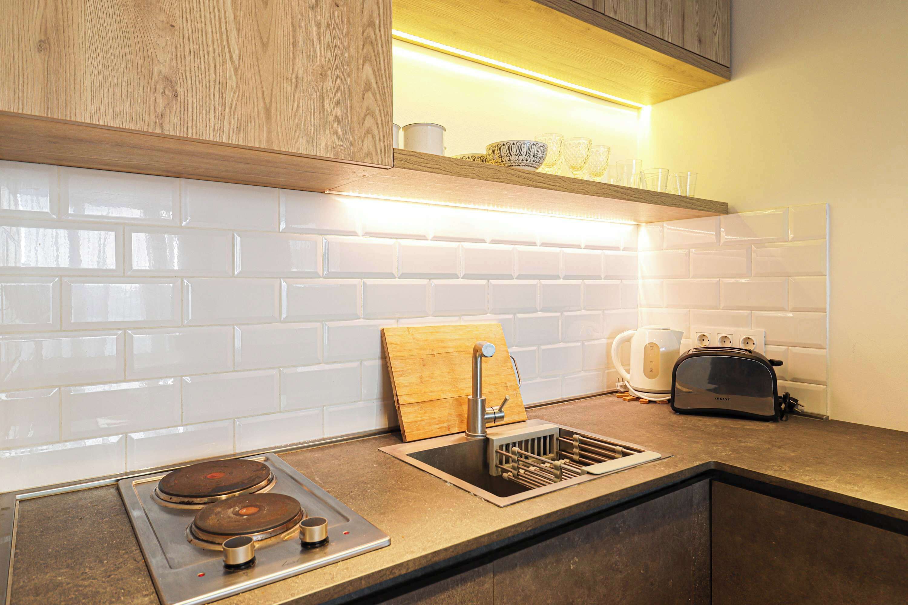 Jääkaappi, mikroaaltouuni, liesi, keittoastiat/astiat/ruokailuvälineet