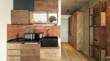 Frigorífico, microondas, placa de cocina y tostadora